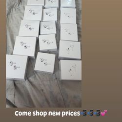 AirPods On Hand📲📲📲🛍️