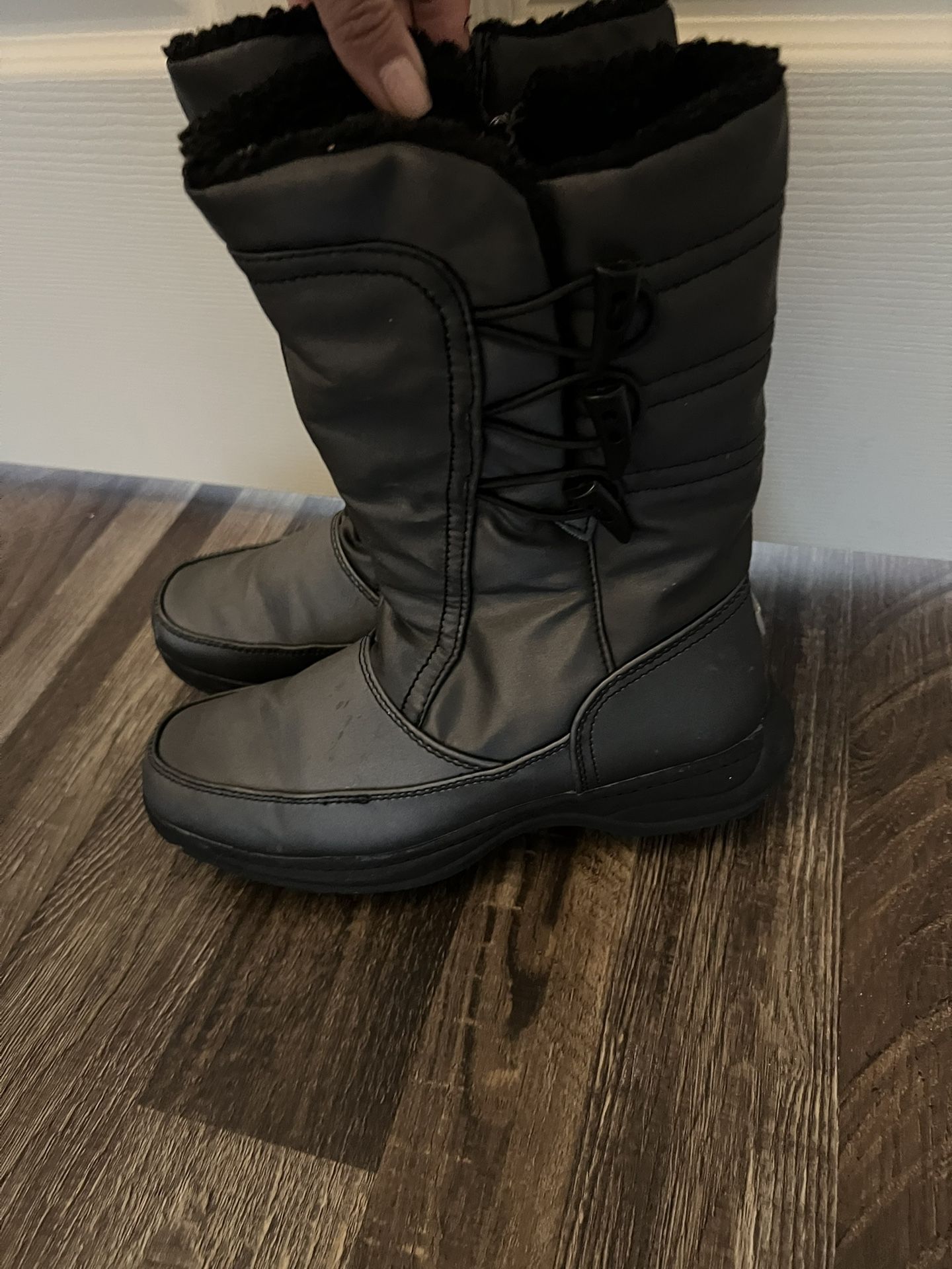 Women’s Size 7 Gray Insulated Snow Boots