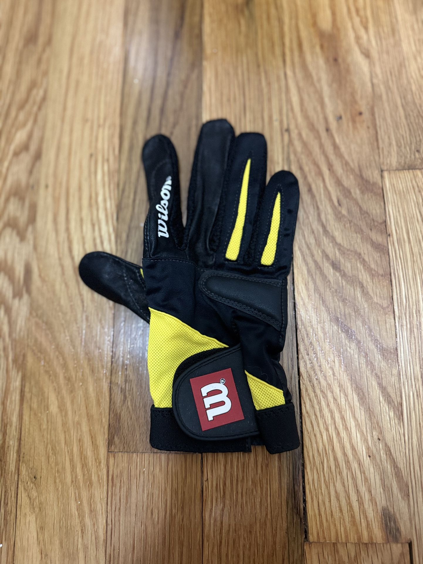 Wilson Size Medium Right Hand Glove Yellow And Black May Be Women’s