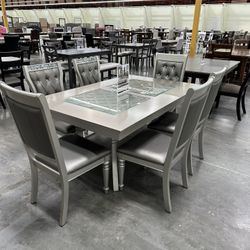 Formal Dining Set.    New Dining Set 7 Pc.  New In A Box.   Comedor De 7 Piezas Nuevo En Caja 