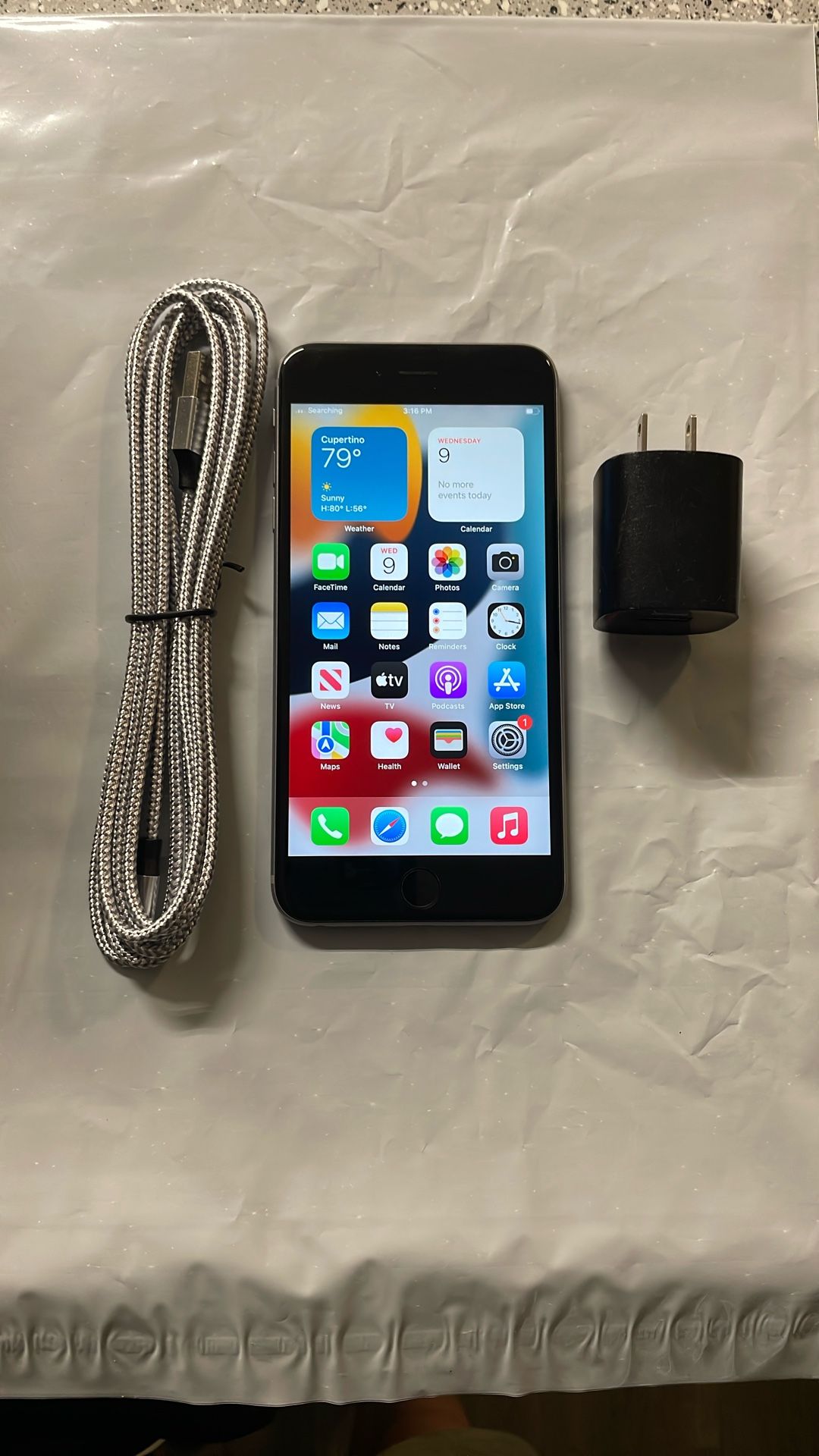 iPhone 6s Plus In Mint Condition iCloud Free. Tracfone.
