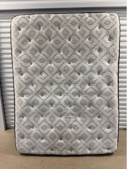 Like new thick Sealy queen pillow top
