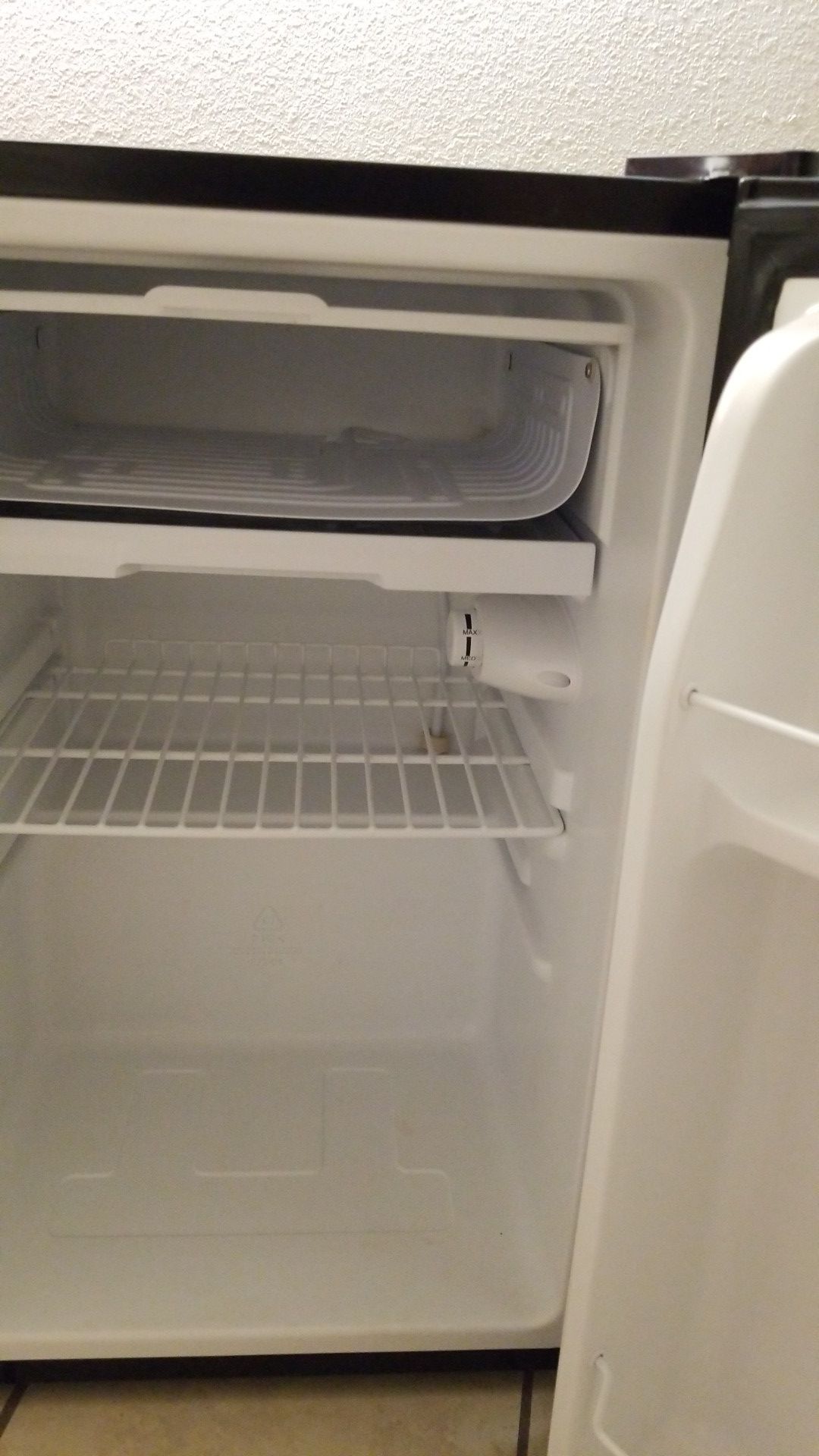 Mini fridge.. Arctic King