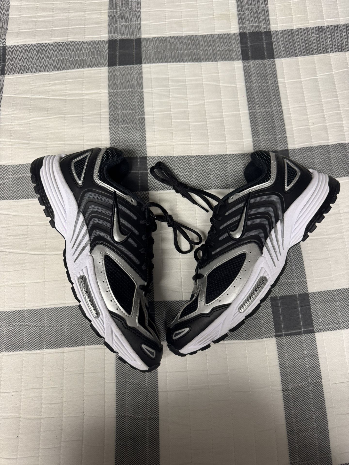 Worn once size 8.5 Black Nike Air Pegasus 2005 