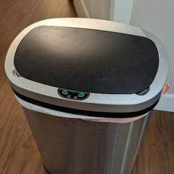 Touchless Trash Bin With Sensor
