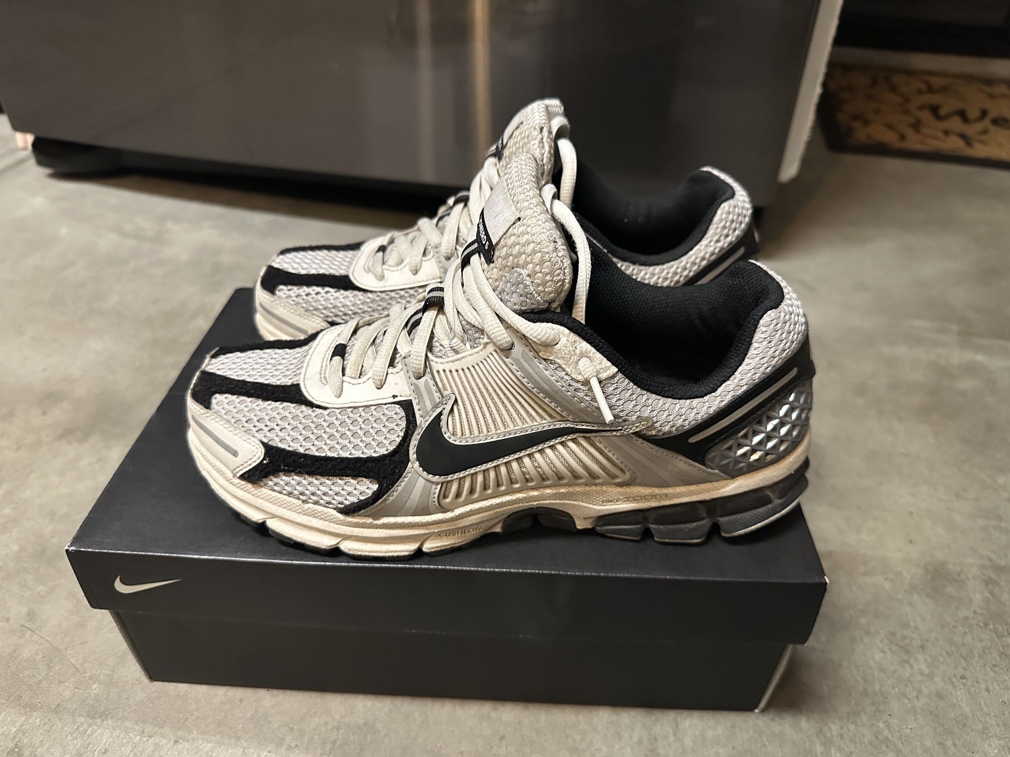 Nike Air Zoom Vomero 5 Photon Dust Black Size 10 Mens Size 11.5 Womens
