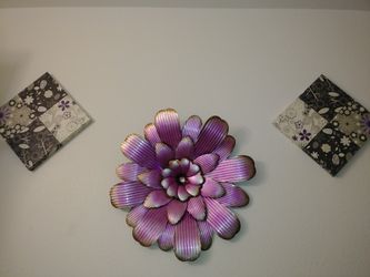Wall deco 3 piece set. The flower is a large metal flower. 30$ for set. Like new