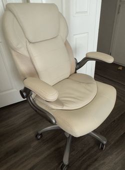 ✨ BEAUTIFUL CREAM LEATHER EXECUTIVE CHAIR - $60 ✨