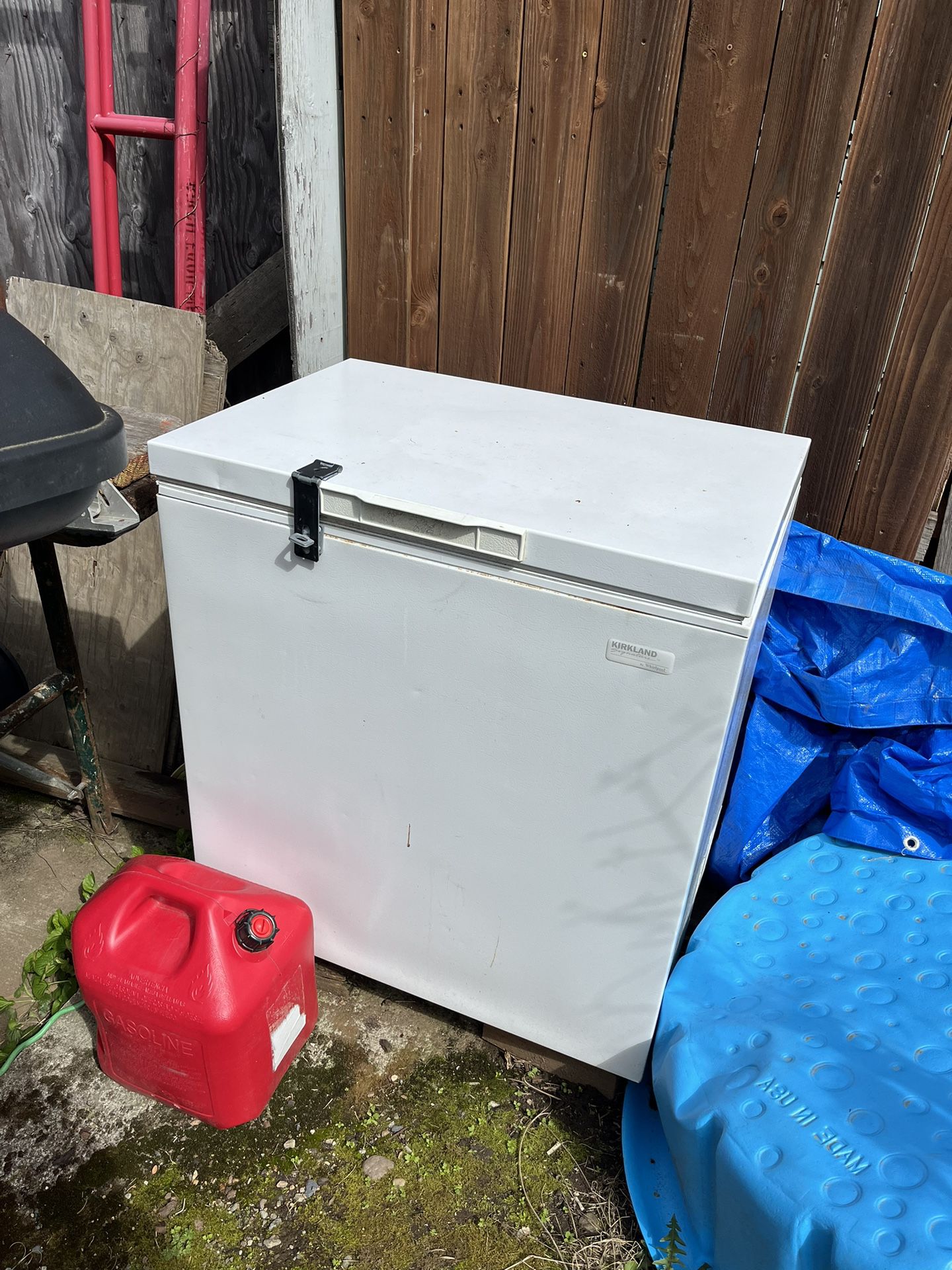 6 Cu. FT Chest Freezer. Works well