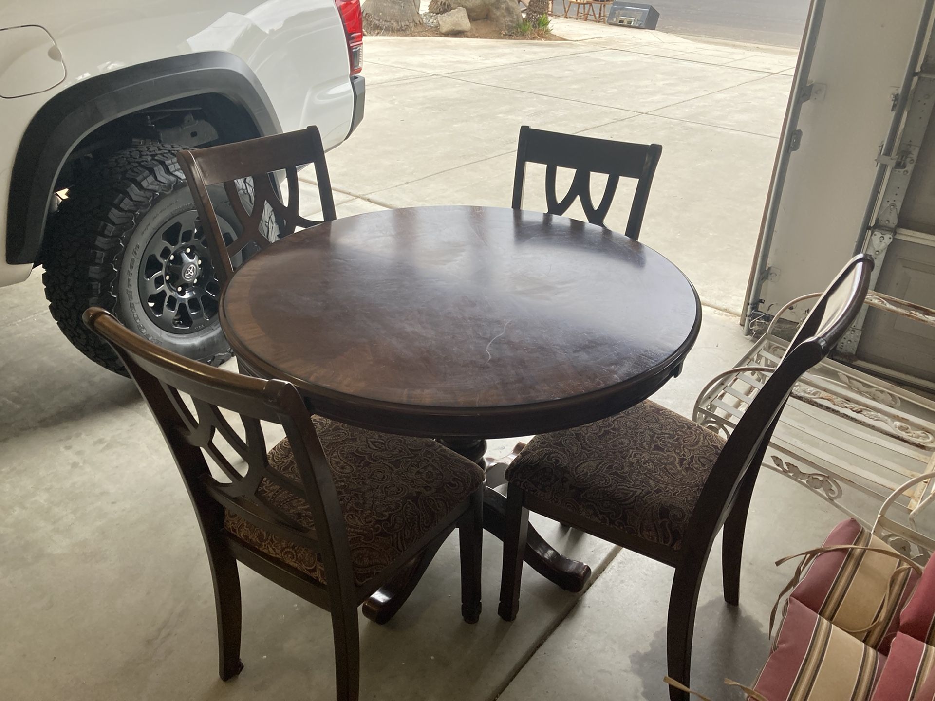 Very Nice Ashley Furniture Table 42 In $200