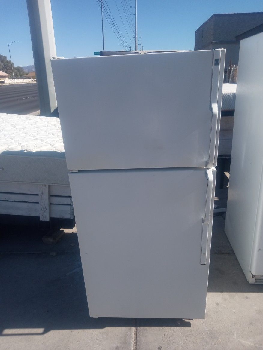 Nice Working White GE Refrigerator