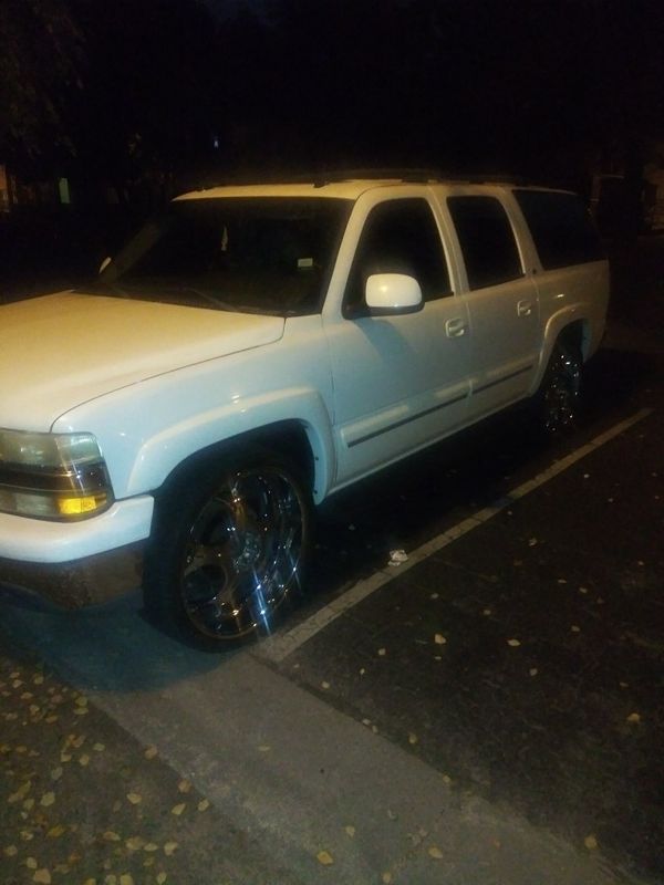 2004 chevy Tahoe Suburban with 26 inch rims for Sale in Fairburn, GA