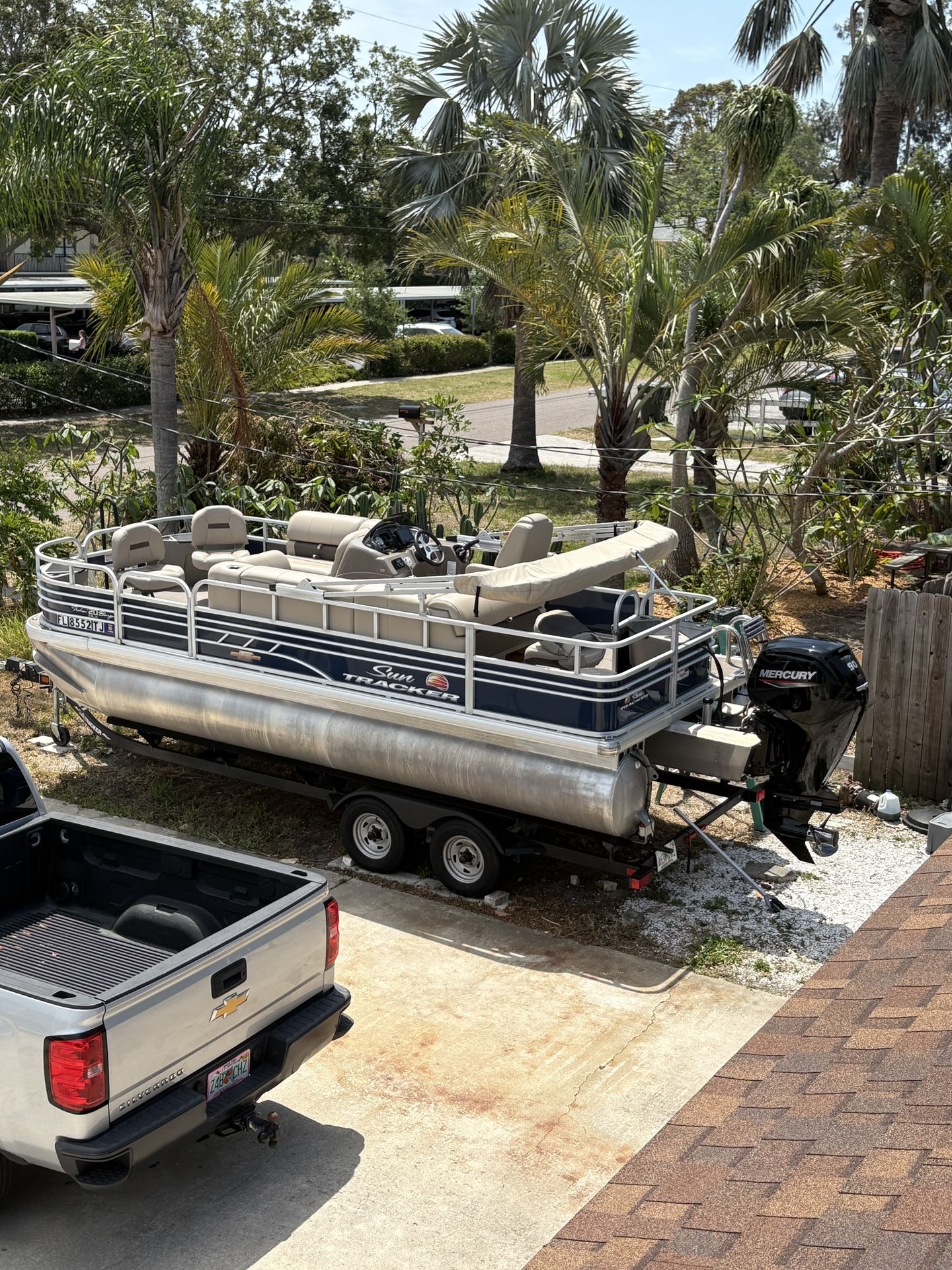2023 Suntracker Fishing Barge 20