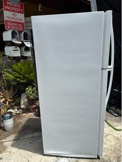 BEAUTIFUL REFRIGERATOR WHITE COLOR  WORKS GREAT