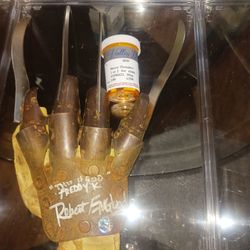 Signed robert englund glove creepie con