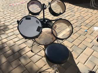 Traveling drum set