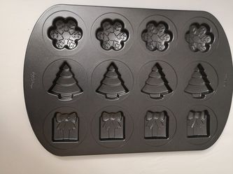 Wilton Christmas Trees, Smowflakes and Presents Pan