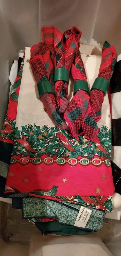 Christmas Table Cloth And Napkins And Rings