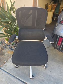 ERGONOMIC BLACK AND WHITE SWIVEL CHAIR