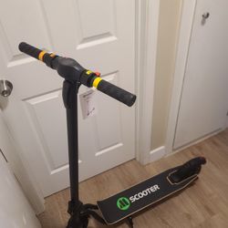 Brand New Electric Scooter 15mph/12+ Mile Range