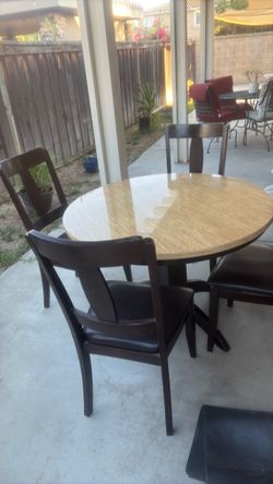 Beautiful kitchen Table with 4 chairs