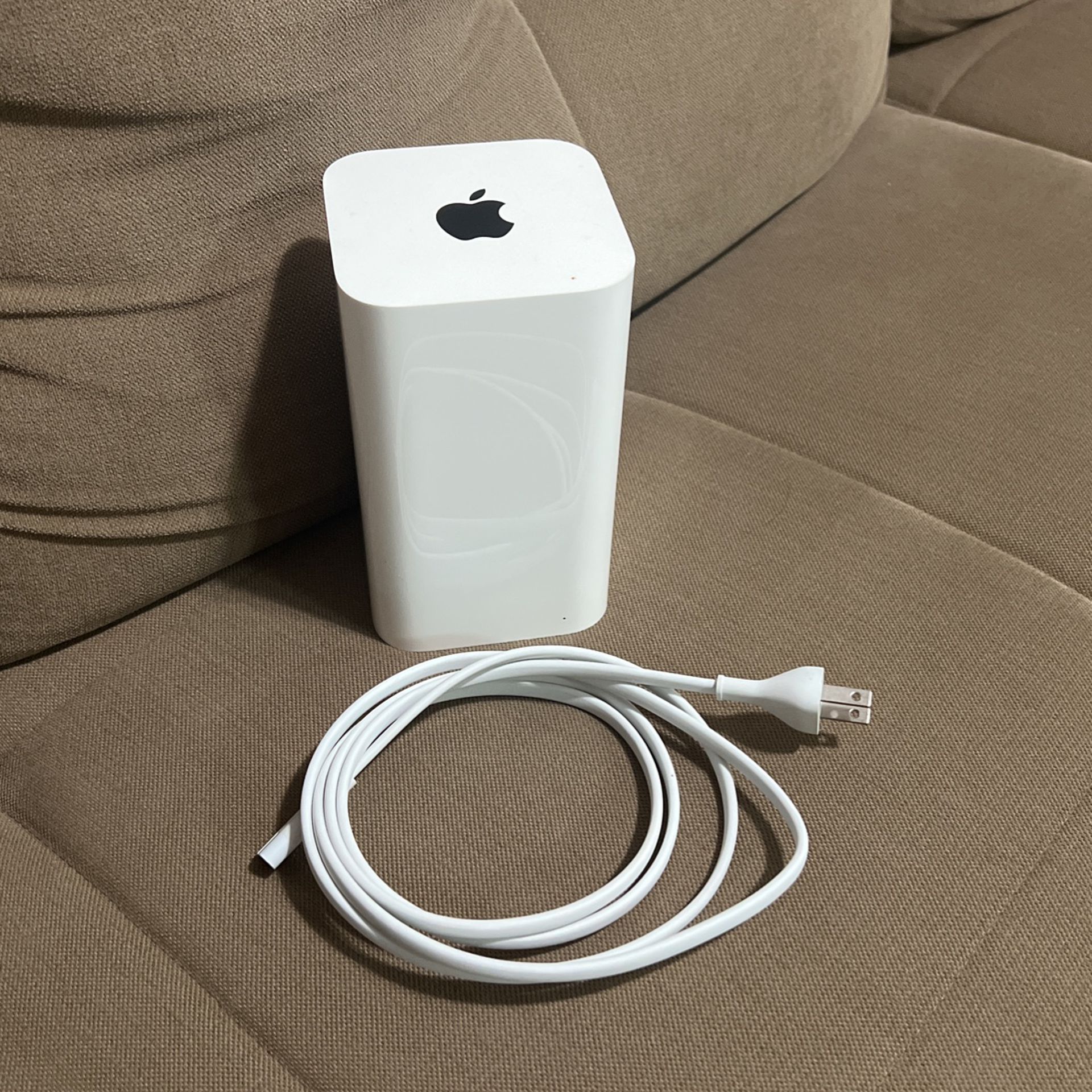 Apple AirPort Extreme Base Station Model A1521 EMC 2703 WiFi Router White w/cord