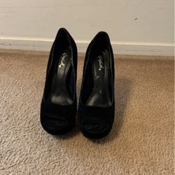 Black Kilos Size 7 1/2/hablo español