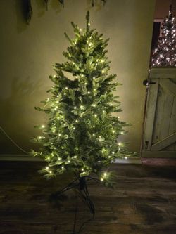Brand new 4 ft prelit color/clear lights Christmas tree