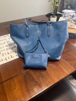 Handbag with wristlet pouch