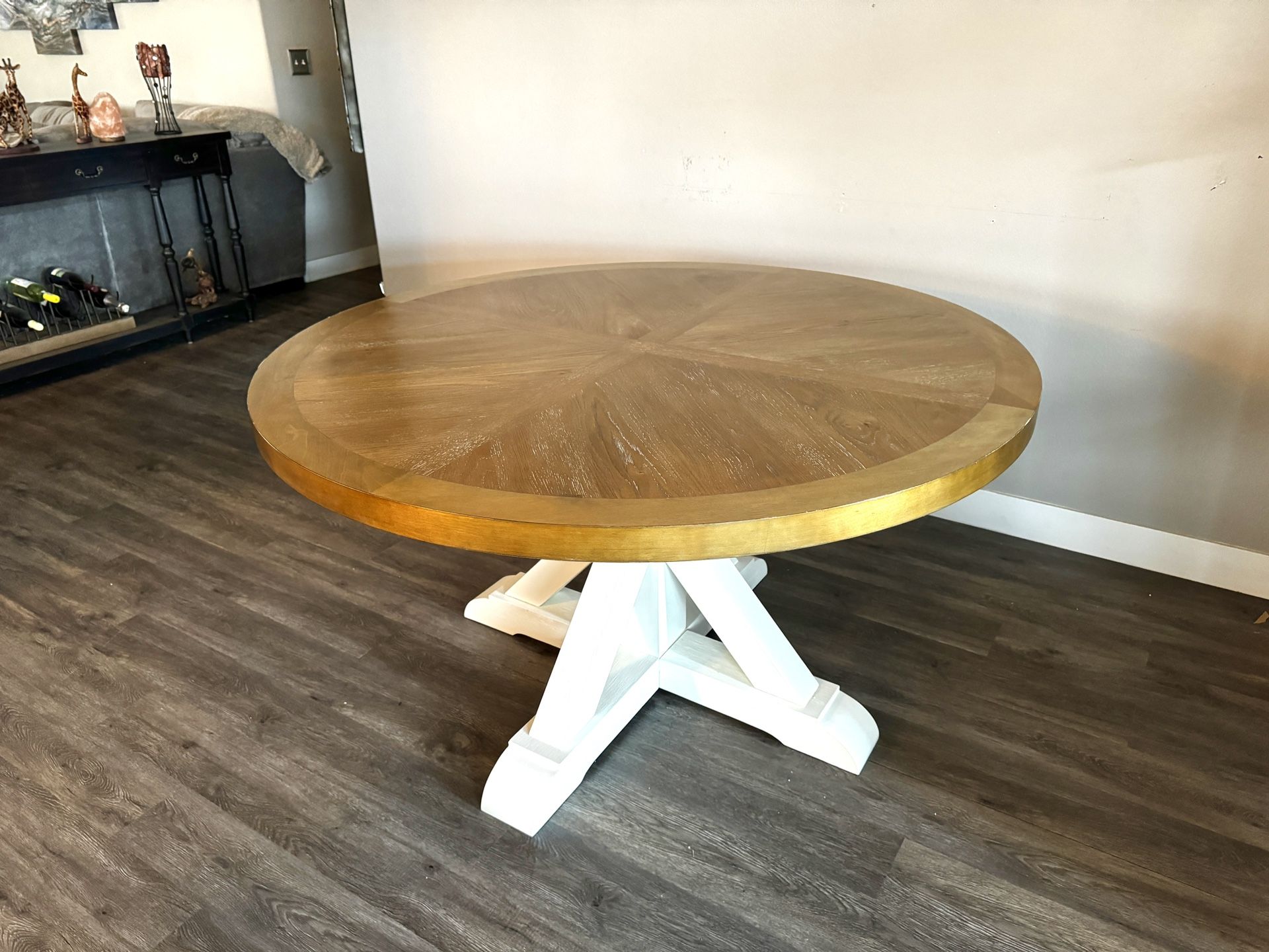 Broyhill Castillo Round Dining Table NEW