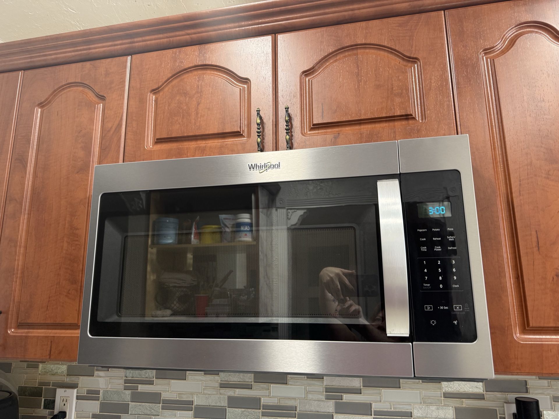 Whirlpool big microwave oven 30” excellent working condition