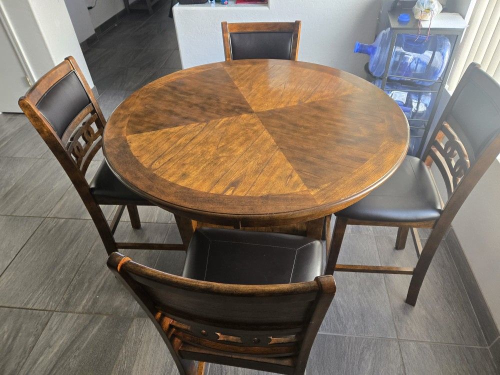 Round Table And Chairs
