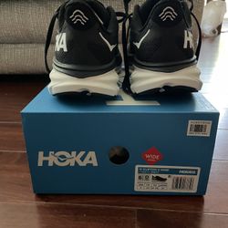New In Box Hoka Clifton 9 size 6 Wide Women’s