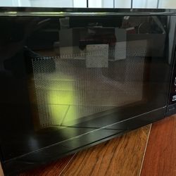Microwave - Mainstays 0.7 Cu ft 700 Watt (Like NEW)
