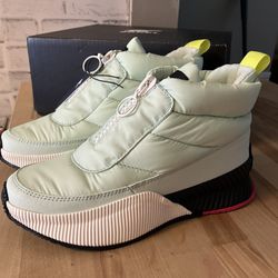 Women’s Sorel Sneaker Boot Size 7