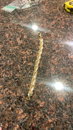 Beautiful 8 inch gold tone heavy chain bracelet