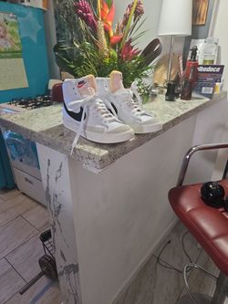 Nikes Women's BLAZER MID 77