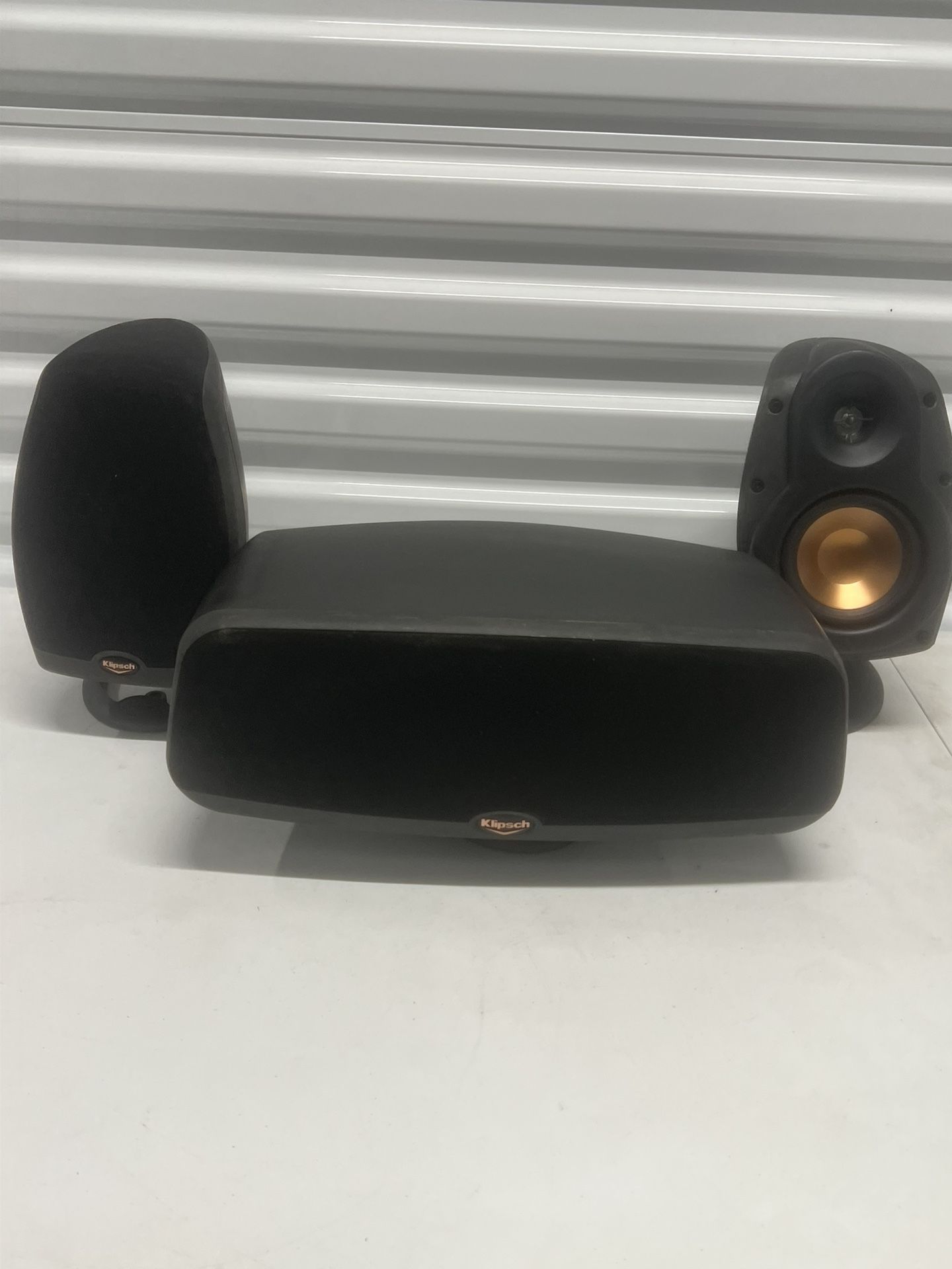 Pair of Klipsch RSX-4 Bookshelf Speakers+ RCX-4 center channel speaker! Read 1st. Lot of 3 speakers in good condition with some blemishes and imperfec