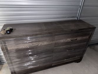 Real wood Queen size Bedroom Set (Mirror Included)
