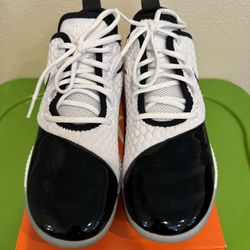 Woman’s Nike Sz 8