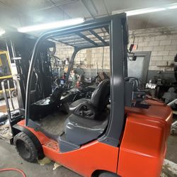 Late Model Toyota Forklift Quad Mast 8fgcu32