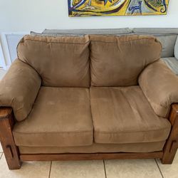 Loveseat Couch Clean! No Smoke or Pets