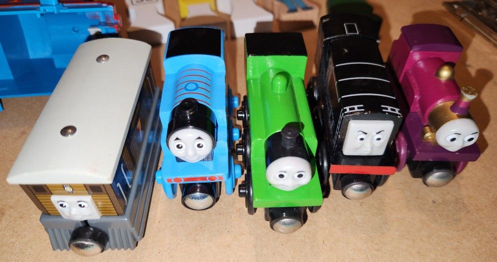 WILL NOT ANSWER IF ITS AVAILABLE READ DESCRIPTION THOMAS THE TRAIN AND TRACK 152 TRACK PIECES 40 ACCESSORIES AND 5 VINTAGE TRAIN