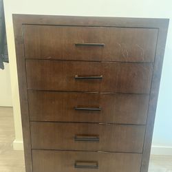 5 Drawer Dresser - Slid Wood, Walnut