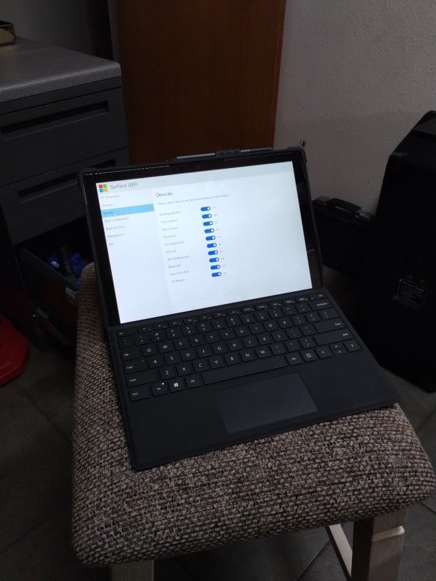 Microsoft Surface Pro 5 Tablet With Surface Pen 8GB 256GB + 512G SanDisk uSD