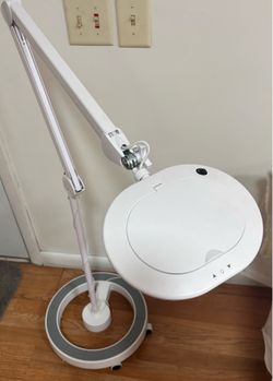 lámpara lupa con luz LED y brazo articulado, también conocida como lupa lámpara profesional