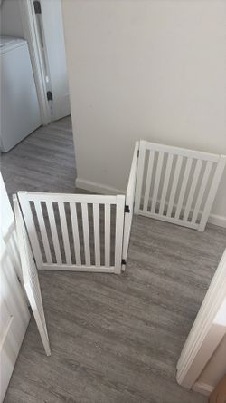 4-Panel White Freestanding Pet Gate / Dog Gate – Foldable