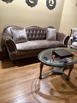 Newer Sofa Excellent Condition Like Bran New