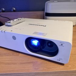 Panasonic 3500 lumens projector HDMI