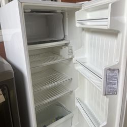 Refrigerator Medium Perfect Size With Feeezer 